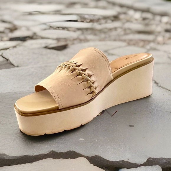 NYDJ Womens Rory Ivory Nubuck Wedges Size 8.5 M WORN ONCE Like New - Picture 1 of 8